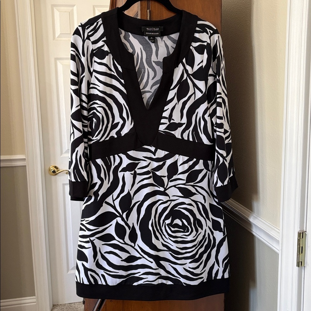 *White House Black Market 3/4 Sleeve Y Neck  Black & White Floral Zebra Tunic